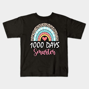 1000 Days Smarter Happy 1000Th Day Of School Rainbow Leopard Kids T-Shirt